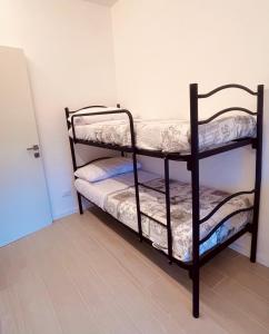 ローマにあるDomus San Giovanniの二段ベッド2組が備わる客室です。