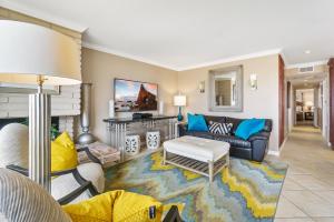 sala de estar con sofá y mesa en 3 Bedroom Home in Balboa - Walk to Pier & Restaurants, en Newport Beach