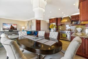cocina y comedor con mesa y sillas en 3 Bedroom Home in Balboa - Walk to Pier & Restaurants, en Newport Beach