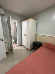 una camera con letto e armadio e un bagno di VGFUN Praia do Futuro Ap130 2 quartos 2 WCs 60m2-IMOB TEMPORADA a Fortaleza