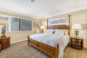Un dormitorio con una cama grande y una ventana en 3 Bedroom Home in Balboa - Walk to Pier & Restaurants, en Newport Beach