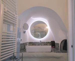 y baño con lavabo blanco y espejo. en Palazzo Palumbo, en Procida