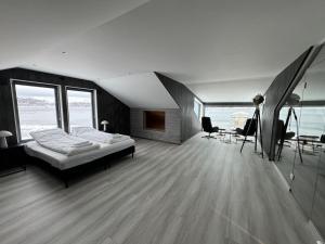 1 dormitorio con 1 cama, mesa y sillas en Arctic Sea Breeze en Kirkenes