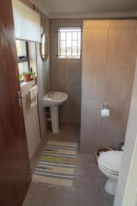 une salle de bain avec toilettes et lavabo dans l'établissement Eco Farm Cottage, à Millvale 26 autres photos