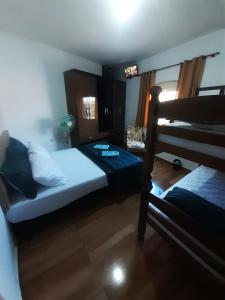 a bedroom with two bunk beds in a room at POUSADA MALU in Bragança Paulista