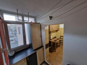 een kamer met een keuken en een eetkamer bij DurAsset Home in Ploieşti