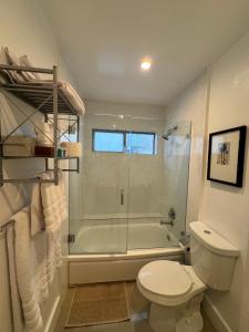 een badkamer met een bad, een toilet en een douche bij La La Land by Luca - Free Garage Parking in Los Angeles