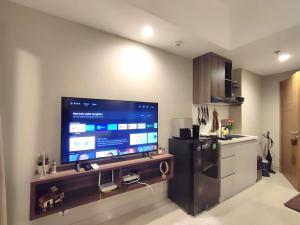 Η κουζίνα ή μικρή κουζίνα στο Furnished Studio, 5 mins to LRT Jabodebek Station