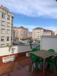 einen Balkon mit einem Tisch und Stühlen sowie Stadtblick in der Unterkunft Ponteareas Precioso apartamento . VUT-PO-011959 in Ponteareas