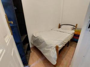 سرير أو أسرّة في غرفة في AL- Mazareta a private Bedroom For Men only غرفة خاصة للرجال فقط 仅限男士 女士不允许