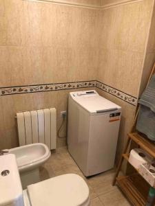 a small bathroom with a toilet and a small refrigerator at Ponteareas Precioso apartamento . VUT-PO-011959 in Ponteareas