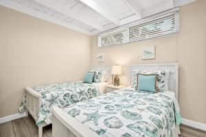 1 dormitorio con 2 camas y ventana en 2 Bedroom Upstairs Apt 1 block from the beach! en Newport Beach
