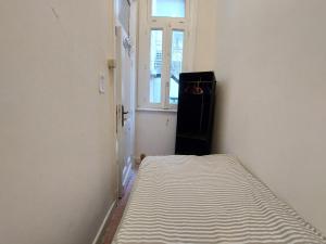 سرير أو أسرّة في غرفة في AL- Mazareta a private Bedroom For Men only غرفة خاصة للرجال فقط 仅限男士 女士不允许