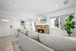 sala de estar con sofá y chimenea en 1313 S Coast Hwy, en Laguna Beach