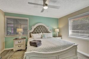 1 dormitorio con 1 cama blanca y 2 ventanas en 2 BR Jensen Beach Tropical Resort, en Fort Pierce