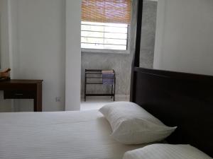 ヒッカドゥワにあるVILLA MAANE by GOODWILLのベッドルーム1室(枕付きのベッド1台、窓付)