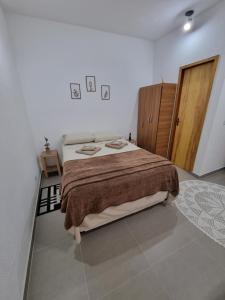 a bedroom with a bed and a wooden cabinet at Studio fantástico in São Paulo