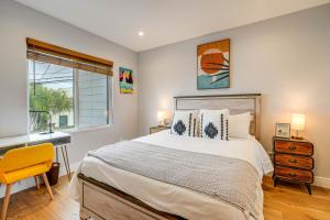 1 dormitorio con cama, escritorio y ventana en San Francisco Home with Bay Views Near Union Square! en San Francisco