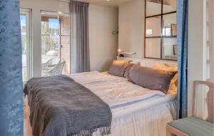 duże łóżko w pokoju z oknem w obiekcie Cozy Home In Uddevalla With House Sea View w mieście Sundsandvik