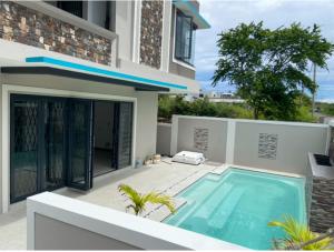 una casa con una piscina di fronte di Residence 1129 - Block 1 a Flic-en-Flac