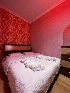 - une chambre avec un lit et des serviettes dans l'établissement mimi, à Tbilissi