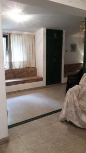 ein Wohnzimmer mit einem Bett, einem Fenster und einem Sofa in der Unterkunft la soñada in Villa Icho Cruz