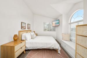 Habitación blanca con cama y ventana en Spacious Home with 7 Beds minutes from Mission Bay, en San Diego