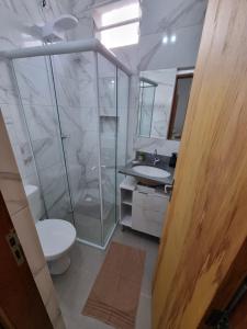 uma casa de banho com um chuveiro, um WC e um lavatório. em Studio fantástico em São Paulo