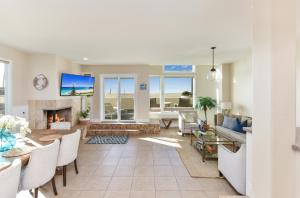 A seating area at Multi Level Oceanfront Home With Oceanviews and Private Patio on the Sand