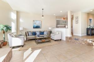 sala de estar con sofá y sillas en Multi Level Oceanfront Home With Oceanviews and Private Patio on the Sand, en Newport Beach