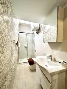 y baño con aseo, lavabo y ducha. en Marina Suites & apartments - Self catering - by Tritoni hotels, en Il-Gżira