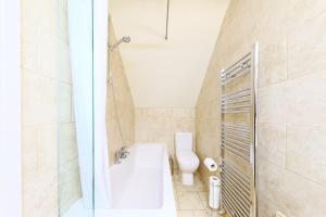 ein Bad mit einer Badewanne, einem WC und einer Dusche in der Unterkunft Stay 2a Boutique Rooms in Folkestone