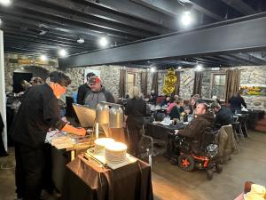 een groep mensen die aan tafels in een restaurant zitten bij Buffalo Ridge Resort and Spa in Gary