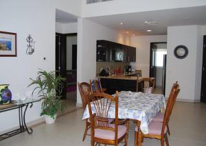 eine Küche und ein Esszimmer mit Tisch und Stühlen in der Unterkunft Casa Mccraren Torre 3-302 at Mayan Lakes in Playa Encanto