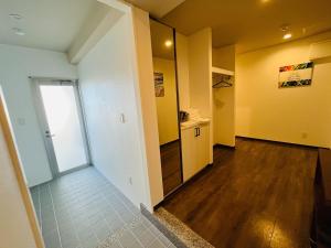 ein leeres Zimmer mit einem Flur mit einer Tür zur Küche in der Unterkunft Mr,KINJO in RYCOM Kitanakagusuku - Vacation STAY 59274v in Shimabuku