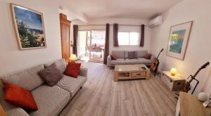 - un salon avec un canapé et une table dans l'établissement 5* Villa Saya T3 neuve à 100m de la plage, à Saint-Paul