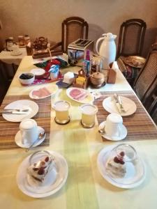 una mesa con platos de comida encima en Habitación para dos personas cama matrimonial y Habitación para una persona cama individual en Valdivia