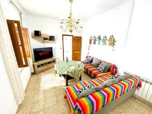 Televízia a/alebo spoločenská miestnosť v ubytovaní Super casa al lado de Granada