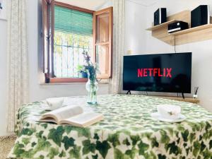 Televízia a/alebo spoločenská miestnosť v ubytovaní Super casa al lado de Granada