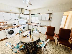 Kuchyňa alebo kuchynka v ubytovaní Super casa al lado de Granada