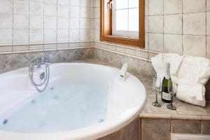 a bath tub with a bottle of wine and a towel at Casa Lali Habitación 1 in La Laguna +25 photos