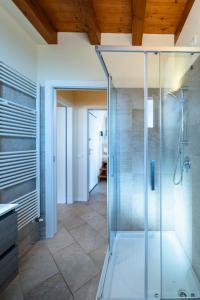 Vannituba majutusasutuses Iseo Lake Villa con vista lago e piscina