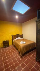 um quarto com uma cama e uma clarabóia em Casa colonial em Quetzaltenango