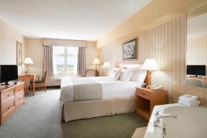 Postel nebo postele na pokoji v ubytování Days Inn by Wyndham Orillia