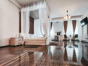 - un grand salon avec un lit et un bureau dans l'établissement Splendor Boutique Pitesti, à Piteşti