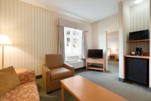 TV a/nebo společenská místnost v ubytování Days Inn by Wyndham Orillia