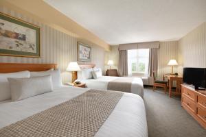 Postel nebo postele na pokoji v ubytování Days Inn by Wyndham Orillia