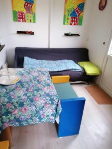 Zimmer mit einem Bett, einem Tisch, einem Bett und einem Sofa in der Unterkunft Hvil og Sov. in Grindsted