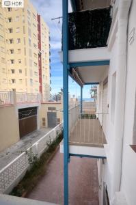 einen Blick vom Balkon eines Gebäudes in der Unterkunft Acogedor apartamento 1ª linea playa con vistas al mar in Playa de Gandia