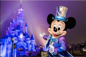 a cartoon mickey mouse in front of a disney castle at *Cosy Home 20' Paris 25' Disney - Free WIFI* in Villiers-sur-Marne
